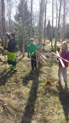 Ungdomarna Jonathan och Nathalie Westlund ihop med Gustav och Lisa olsson arbetar med att märka upp banan.