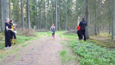 	Ebba Widell spurtar i mål på sista etappen av Ungdomens 5-Dagars i Kalmar 2016.