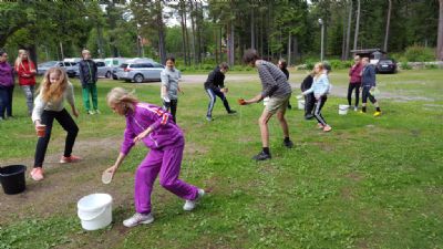 	Lek på Sommarlägret i Oskarshamn med lekledarna Emma och Maria i bakgrunden.