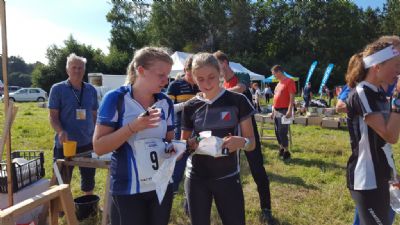 Maria går igenom loppet med Agnes Leo från Göteborg Majorna OK under Hallands 3-Dagars 2016.