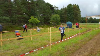 Maria på väg i mål på Hallands 3-Dagars 2016. Det efter ett lopp på en mycket tuff och lång bana.