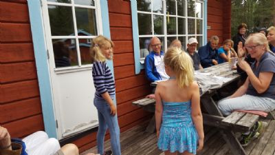 Emma och Amanda svarade för ett uppskattat uppträdande vid Hasse och Vallans stuga på O-ringen i Sälen.