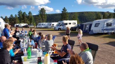 Kycklingkväll på O-ringen i Sälen och Emma och Amanda har precis uppträtt.