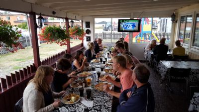 Sommar! Ingen riktig sommar utan Ölandslägret och inget Ölandsläger utan pizzeriabesök i Löttorp.