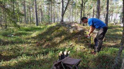 Tävlingsförberedelser inför DM Lång i Söderåkra. Kontrollen stenen sätts ut i den öppna terrängen i norr.