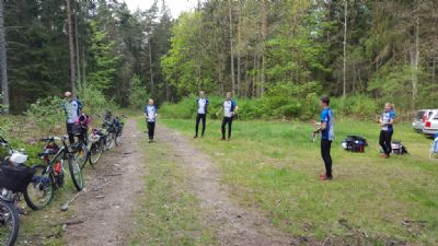 Stanley Cup i Söderåkra under våren 2017. En glänta i skogen kan vara en utmärkt idrottsarena!