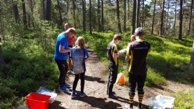 Magnus och Simon ska snart ge sig ut i den fina terrängen vid Ramsnäs under det för året nya U 5-Dagarslägret vid Böda Sand. 