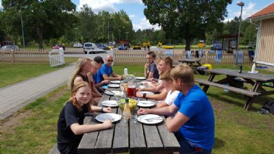 Mat i det fria under sommarlägret 2017 i Ronneby.