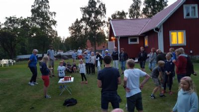 Sommarkväll vid stugan 2017 lockade massor av folk. Det är trevling sommartradition som är viktig för klubben.