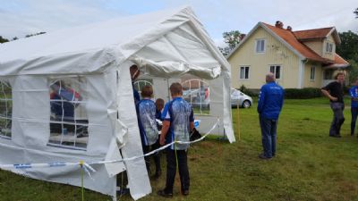 Hampus och Rasmus stämplar ut efter sina lopp på OK Orions tävling i Porsgöl i augusti 2017. De är klädda i sina alldeles nya Torsås OK-tröjor.