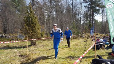 Vårtävling i Växjö 2018. Stig som andra person i målfållan på väg mot mållinjen.