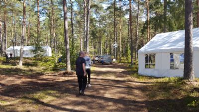 På arenan blir alltfler saker klara. Här det marka, sekretariat och målfålla som färdigställts.