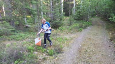 	Simon Waxegård vid en kontroll på Ungdomens 5-Dagars etapp 3 i Alstermo 2018.