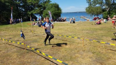 Havs-OL vid Sternö badplats 2019 var verkligen nära havet. Här är Rasmus på väg i mål.