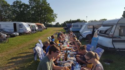Kycklingkväll i Himmelstalund i Norrköping. Nu blir det traditionellt långbord i Uppsala istället.