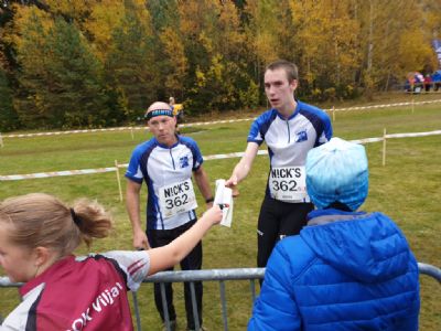 Magnus och Arne har precis växlat under 25-Manna 2019. Vi lyckades riktigt bra med laguppställningen och många växlingar kom väldigt nära varandra.