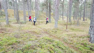 Sverigepremiär på Äspet-Yngsjökartan vid Åhus. Det innebär drömterräng! Här är Maria på väg i den öppna terrängen.