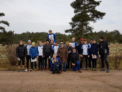 	Furubodalägret har blivit en fin tradition i Torsås OK. 2020 var vi 25 deltagare + 2 småbarn som deltog. Här en bild från samlingen innan det härliga passet i Friseboda. Det kom att bli det sista innan restriktionerna stoppade all verksamhet.