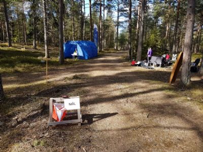 	I väntan på deltagarna i Påskcupen, ett anpassat arrangemang med grannklubbarna 2020. Deltävlingen gick i Söderåkraterrängen.