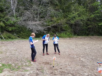 Klurande över bästa vägval av Simon, Magnus och Catrine. En bild från Stanley Cup 1 i Tuthult våren 2020.