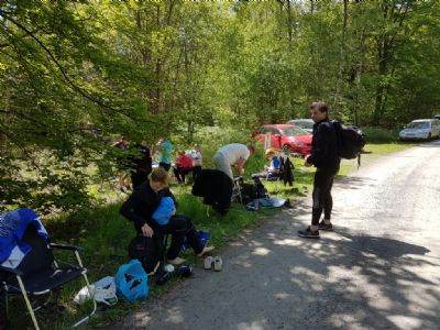 Våren 2020 liknade inget vi tidigare upplevt med utdragna tävlingar och startgrupper.. Här en bild från tävlingsserien Gränskvartetten. Göran och Anna har precis sprungit i Rödebyterrängen.