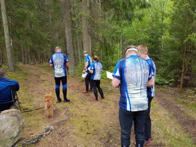 Det är inte ofta det är kö till start vid våra träningar men denna söndag var det så. Här är det Hans, Magnus O, Catrine, Magnus N och Simon W som väntar på start. 