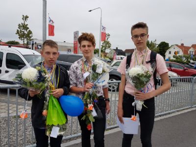 Torsås OK uppvaktar med blommor och en liten OL-skärm att användas på sin ryggsäck eller framtida bil.