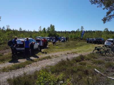 Massor av folk på plats i Fastlycke! Ändå saknas 2 bilar på bilden som kom lite senare.