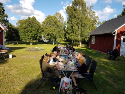Det blev ett långt långbord utanför stugan. Extra roligt var det att flera av våra äldre medlemmar var på plats.