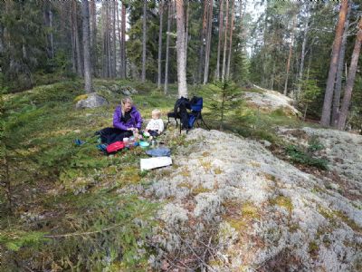 	Fika i vildmarken på ett av de nya områdena på Gullabokartan. En av kontrollerna är bara några meter bort.