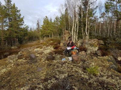 	Fikapaus vid utsättningen av tävlingskontroller i december 2020. Tommy sitter på en fin stenhällshöjd i Gullaboterrängen.