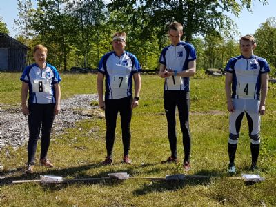 Inför start på förstasträckan. Anna, Magnus, Arne och Simon väntar på att få ge sig ut i Gullaboterrängen.