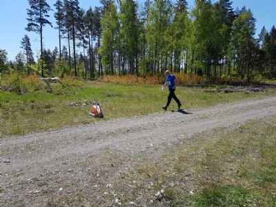 Håkan går i mål i det segrande laget på sistasträckan. Ifjol var det nära så nu var det äntligen dags.