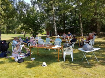 Årsmötet hölls i skuggan i klubbstugans trädgård.