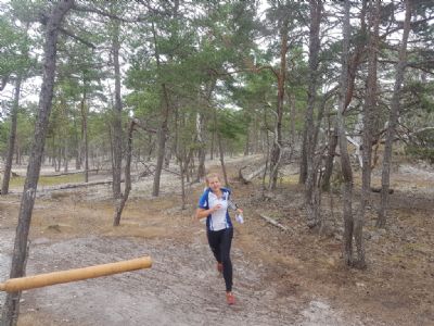 Maria springer in från första passet i Byrum under Ölandslägret 2021. Drömterräng man gärna springer i igen!