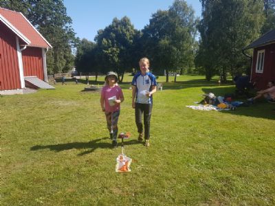 Tilde och Tea på väg ut på söndagens bana.