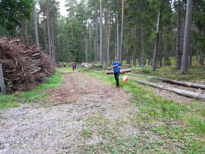 Arthur har precis stämplat vid kontrollen stigförgreningen på vår etapp i Ungdomens 5-dagars i Sunelycke.