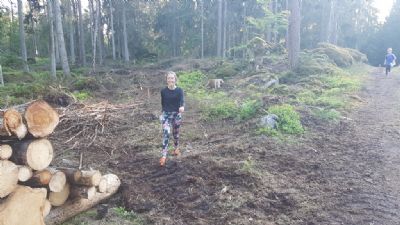 Moa Heideman på väg i Degerhyltanskogen under Torsås OK:s etapp av Ungdomens 5-Dagars 2022.