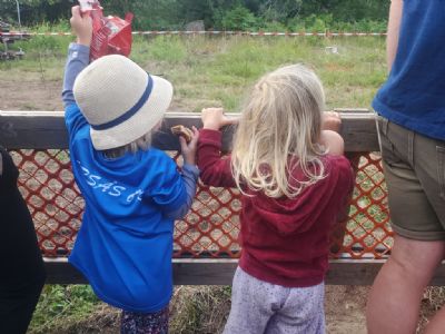 Heja Torsås OK! Torsås OK next generation hejar med gifflar och allt. Det är Agnes Persson och Freja Nilsson som gör vad de kan för att stötta laget.
