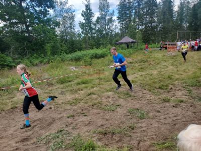 Nye Erik Jonsson hoppade med kort varsel in på sträcka 2. Dottern Sofie är en av klubbens för året nya ungdomar.
