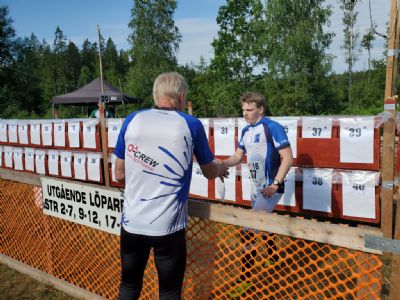 Simon växlar till Adrie under Tjoget 2022.