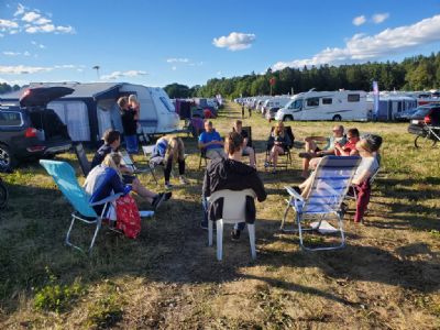 Kvällssamling i klubben. Det är en del av traditionen vid O-ringen.