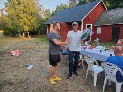 Håkan Algotsson tackades av nuvarande ordförande John för många år som Torsås OK:s ordförande.