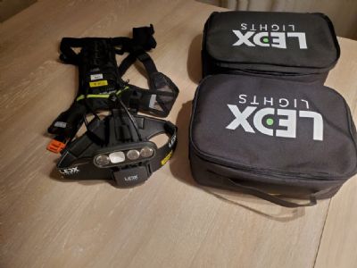 De nya pannlamporna LedX Mamba med batteri och sele.