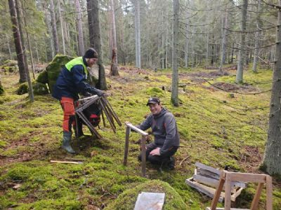John och Göran sätter ut kontrollen höjdfoten i ett av de mer öppna terrängområdena.