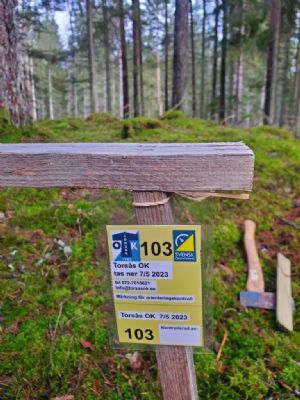 Orienteringsförbundet säljer inte längre de rödblå kontrollmarkeringskorten så nu har vi tillverkat nya efter en annan mall. Kodsiffror mm syns nu tydligare vilket säkert kommer att uppskattas under provlöpningarna.