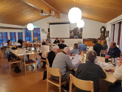 Årsmötesförhandlingarna hölls i av John och Lena.