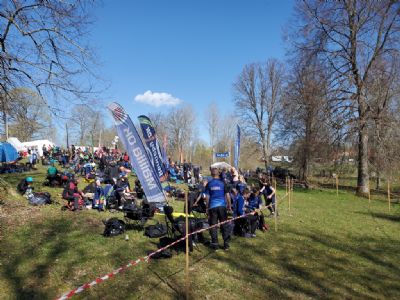 Snart fylldes den naturliga läktaren av massor av orienterare som njöt i solen och den underbara miljön.