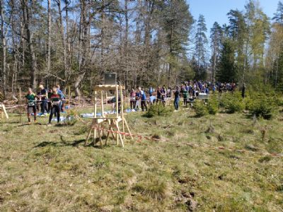 Startplatsen var välfylld av orienterare. Även de öppna klasserna lockade mycket folk denna dag, kanske lite extra pga det fina vädret.