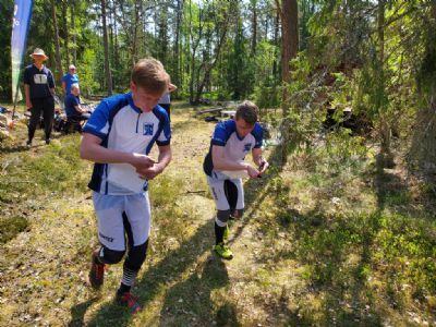 Det blev en kamp Simon mot Simon på förstasträckan.